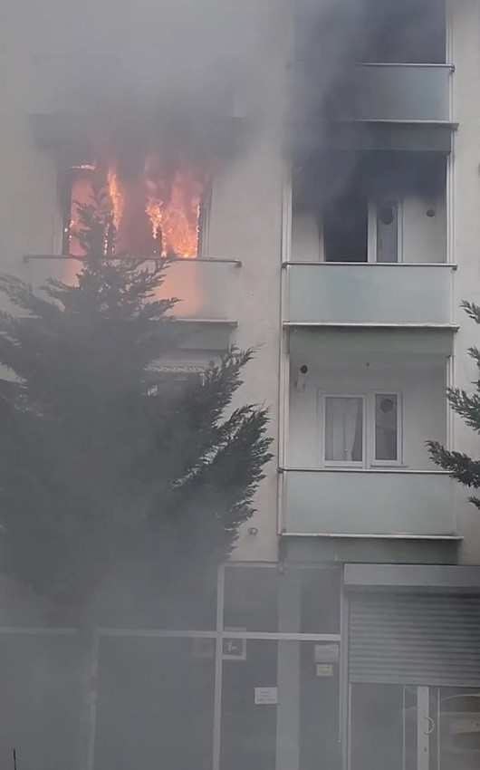 İstanbul'da can pazarı! Alevlerin sardığı binada mahsur kaldılar - Resim: 2