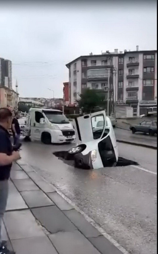 Ankara'yı sağanak ve sel vurdu: Bir araç çöken yola saplandı, başkent sular altında! - Resim: 4