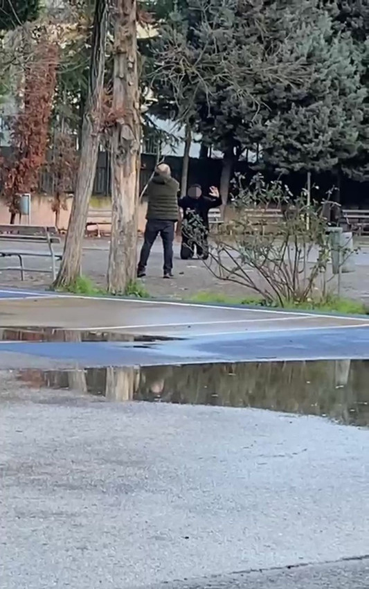 Bir baba, kızını rahatsız ettiğini öne sürdüğü bir genci okul bahçesinde silahla rehin aldı - Resim: 2