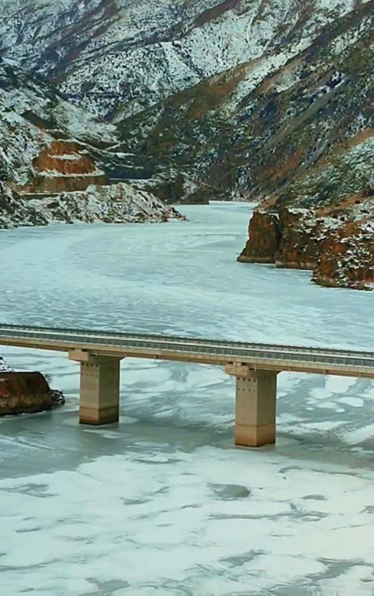 Türkiye'nin gürül gürül akan nehri tamamen buz tuttu! - Resim: 1