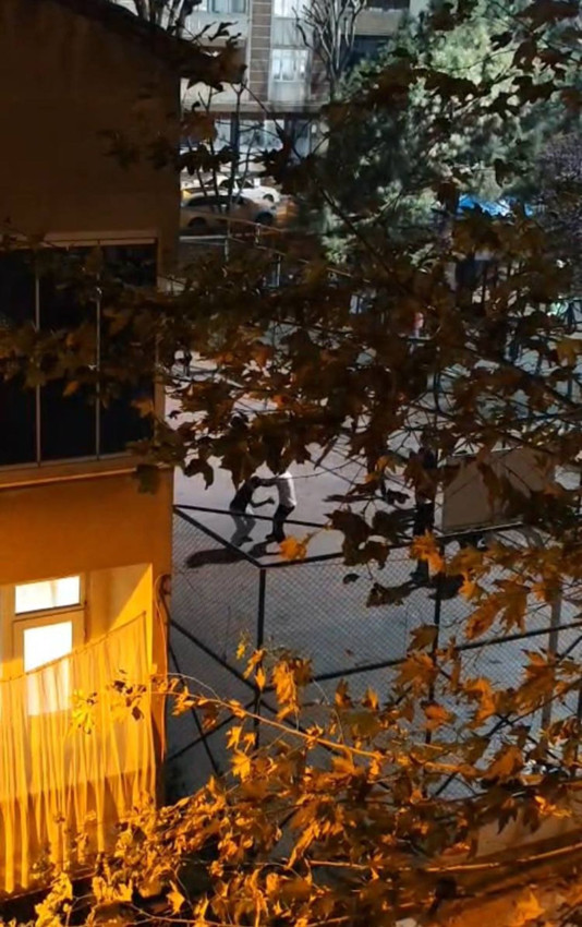 Tekmeli yumruklu kavga sırasında ''yok artık'' dedirten anlar - Resim: 2