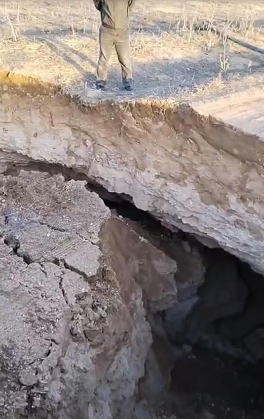 Bir ilde daha obruk paniği: 7 metrelik yarık oluştu - Resim: 4