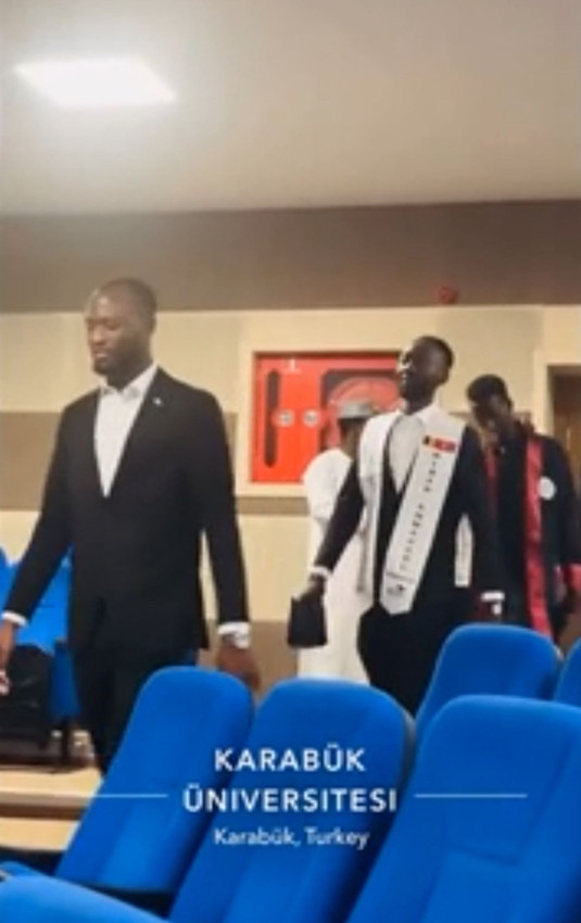 Karabük Üniversitesi'nin mezuniyet törenindeki siyahi öğrenciler olay oldu - Resim: 2