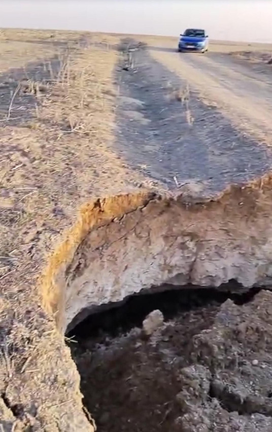 Bir ilde daha obruk paniği: 7 metrelik yarık oluştu - Resim: 2