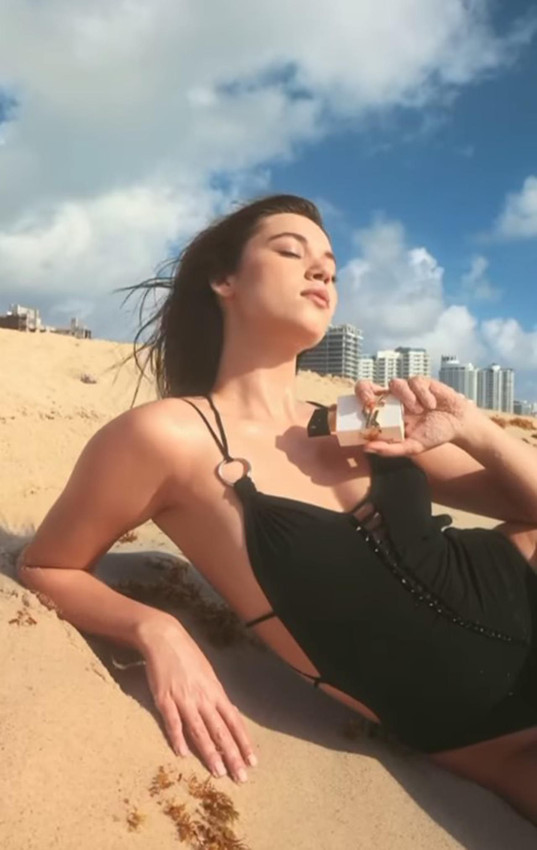 Tatile reklam molası! Afra Saraçoğlu kumsalda sere serpe... - Resim: 3