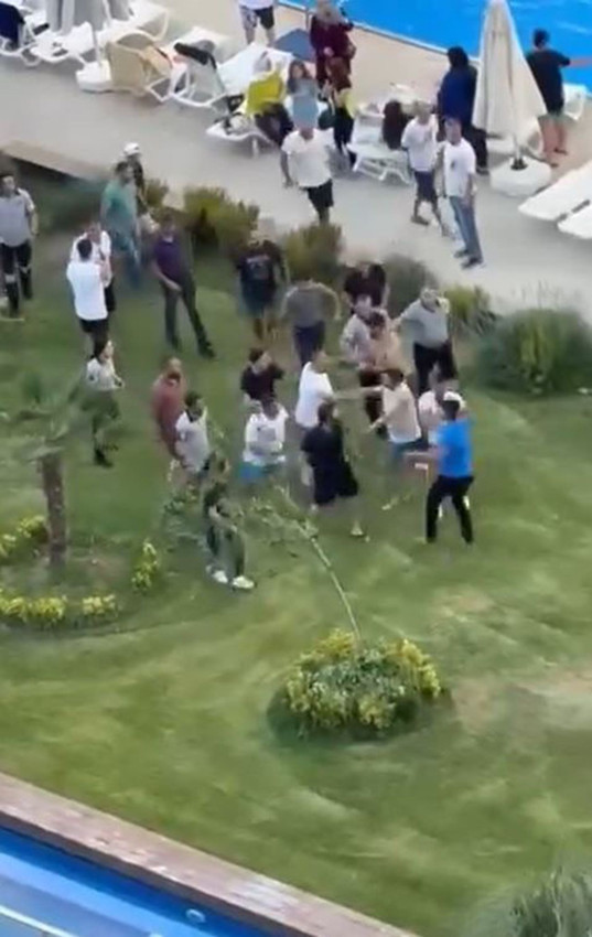 Pantolonlarıyla havuza girmeye kalkışan yabancı uyruklu magandalar, siteyi savaş alanına çevirdi - Resim: 1