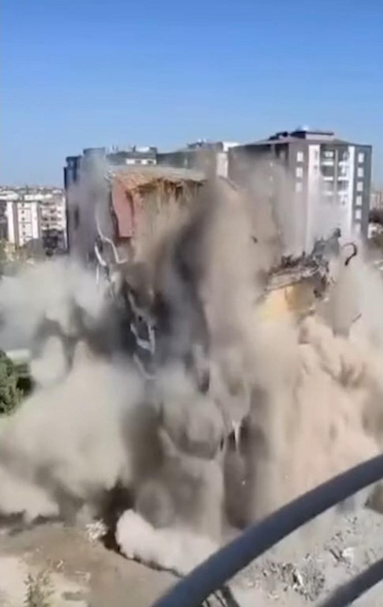 11 katlı bina saniyeler içinde yerle bir oldu! - Resim: 1