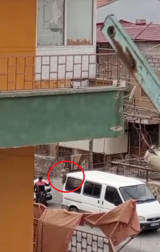 İhbara giden polislere keser ve bıçaklı saldırı! Ayağından vurularak yakalandı - Resim: 2