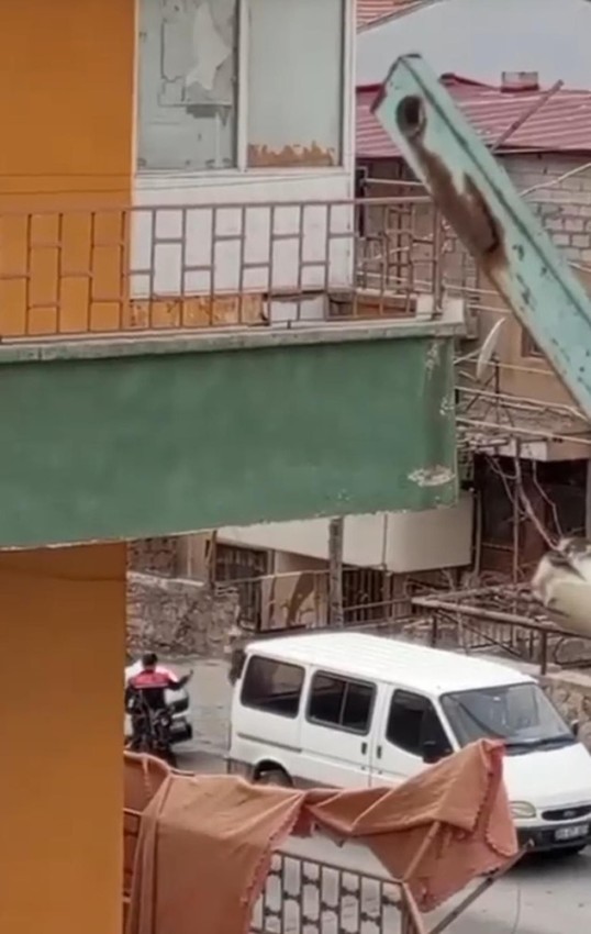 İhbara giden polislere keser ve bıçaklı saldırı! Ayağından vurularak yakalandı - Resim: 3