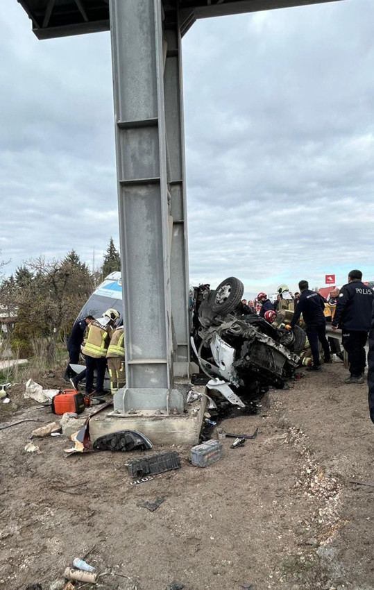 Ankara'da korkunç kaza! Özel halk minibüsü üst geçide çarptı: Ölü ve yaralılar var - Resim: 3