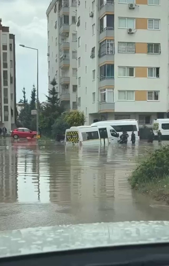 Sağanak aniden bastırdı; öğrenciler serviste mahsur kaldı - Resim: 2