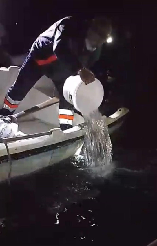 Denizde can pazarı! Amatör balıkçıların teknesi alabora oldu - Resim: 3