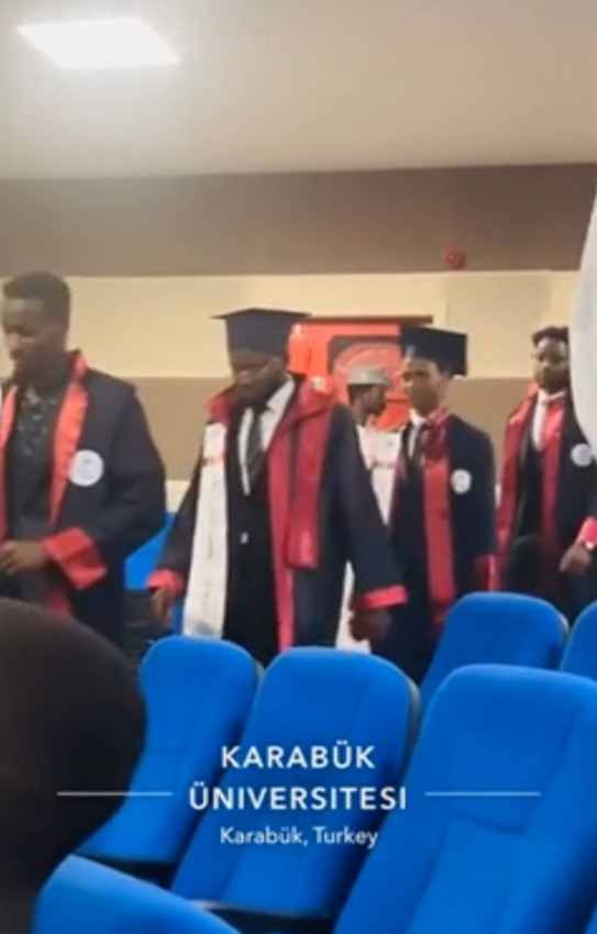 Karabük Üniversitesi'nin mezuniyet törenindeki siyahi öğrenciler olay oldu - Resim: 3