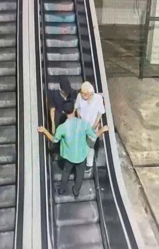 Taksim'in ortasında dehşeti yaşattılar: Yaşlı adamın boğazını sıkıp gasp ettiler - Resim: 1