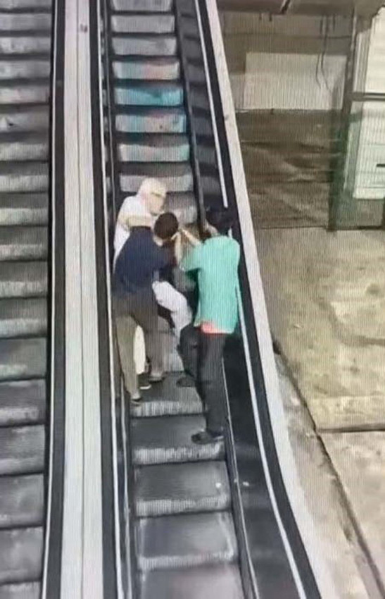 Taksim'in ortasında dehşeti yaşattılar: Yaşlı adamın boğazını sıkıp gasp ettiler - Resim: 2