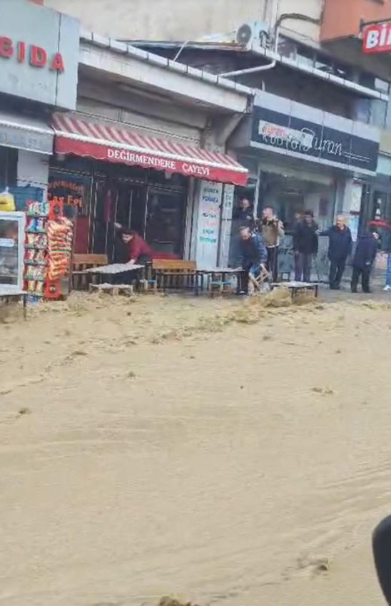 Su borusu patladı; yollar göle döndü - Resim: 3