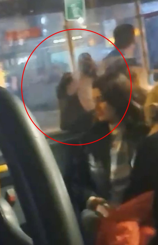 Belediye otobüsünde çığlık çığlığa kavga: İki kadın birbirine girdi - Resim: 3