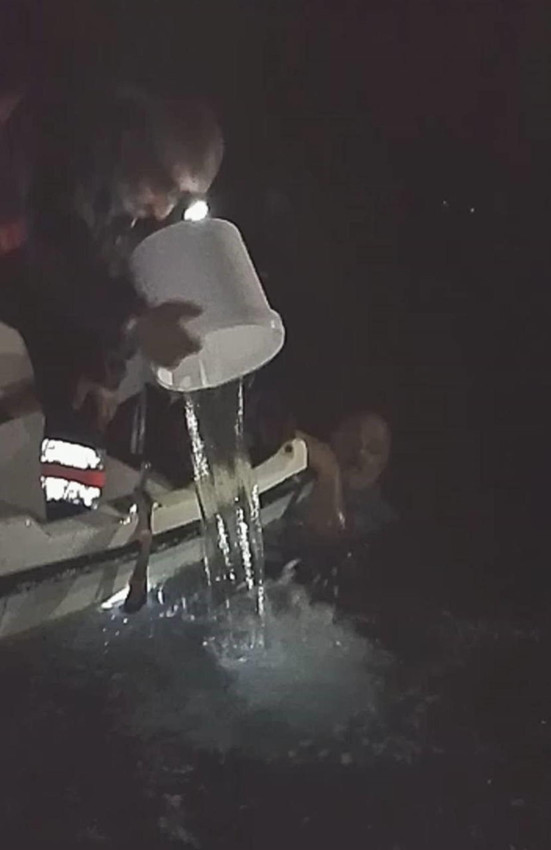 Denizde can pazarı! Amatör balıkçıların teknesi alabora oldu - Resim: 2