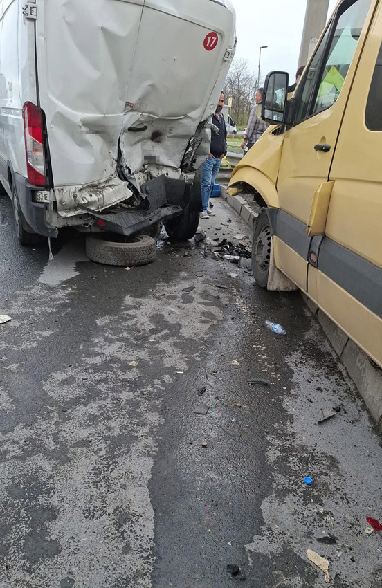 İstanbul'da zincirleme kaza! 3 araç birbirine girdi; yaralılar var! - Resim: 3