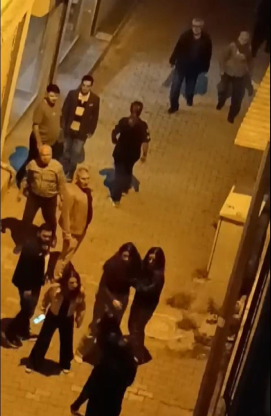 İki genç kızın kavgası mahalleyi ayağa kaldırdı - Resim: 2