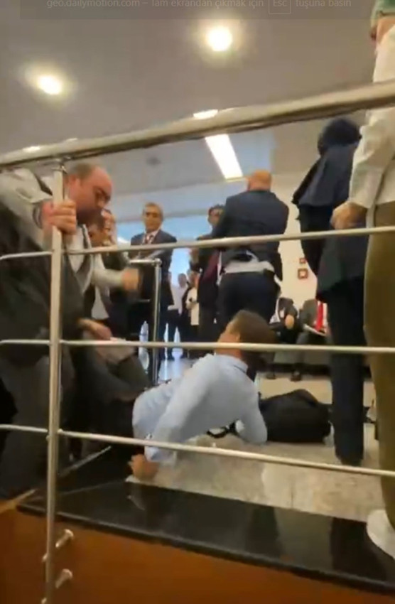 TBMM'de yumruk yumruğa kavga: Meclis koridorları savaş alanına döndü! - Resim: 4
