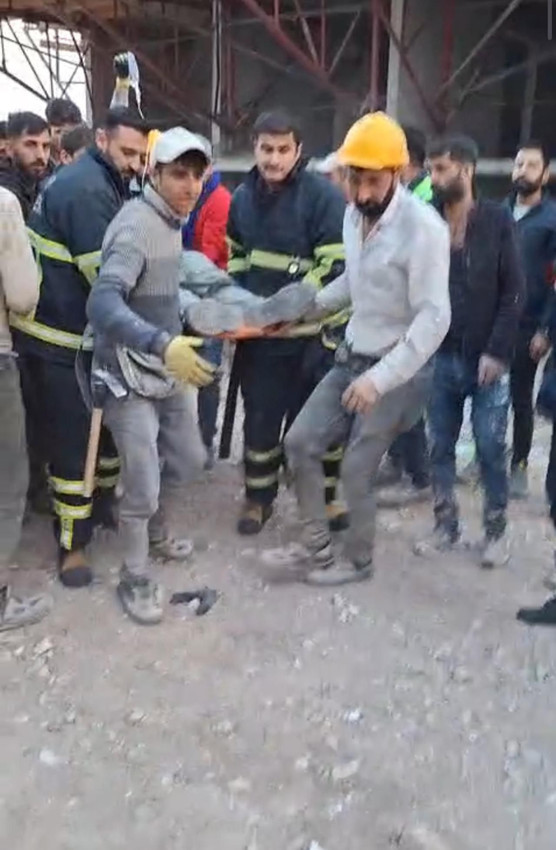 Beton parçaları inşaat işçilerinin üzerine devrildi: 1 ölü, 1 yaralı - Resim: 1