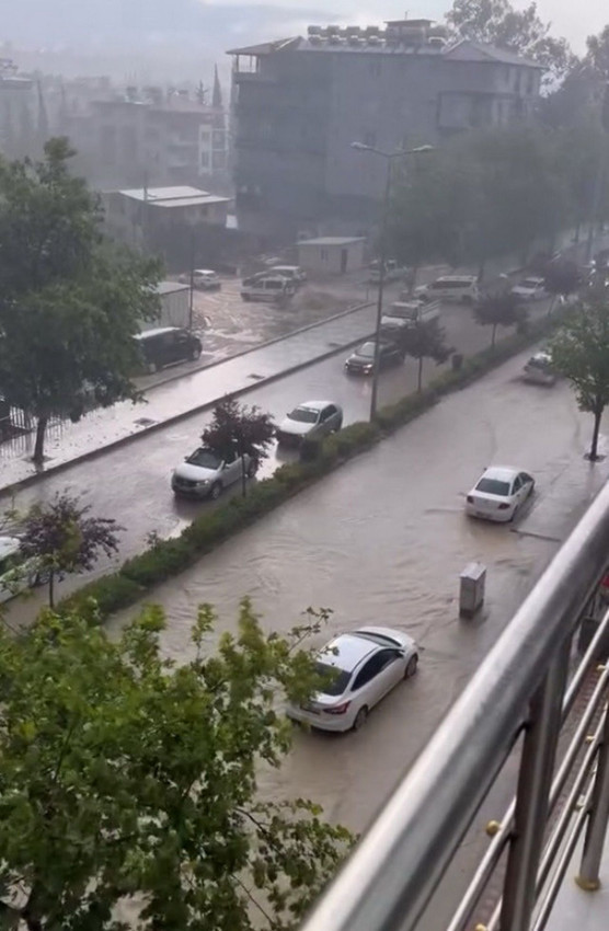 Asrın felaketiyle yıkılan Hatay ve Osmaniye'yi sel vurdu! Yollar çöktü, araçlar sulara gömüldü! - Resim: 4