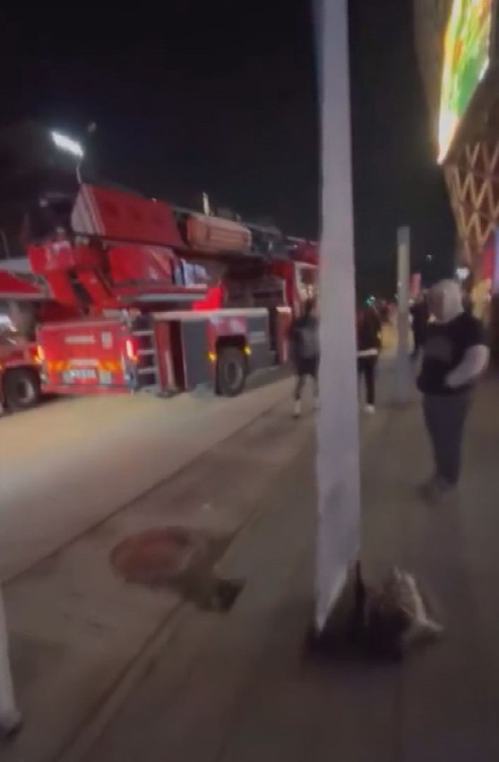 İstanbul'un dev AVM'sinde yangın paniği! Müşteriler tahliye edildi, panik anı kamerada! - Resim: 2