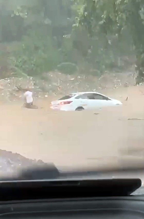 Antalya kabusu yaşıyor! Şehir sular altında, araçlar sürüklendi - Resim: 2