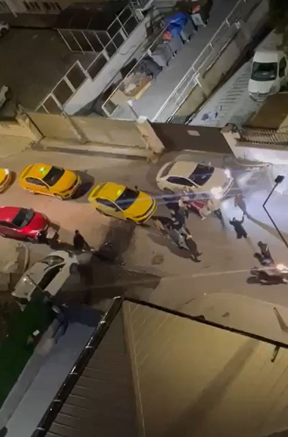 Öğrencilerle tartışan taksiciler ellerinde sopalarla öğrenci yurdunu bastı - Resim: 2