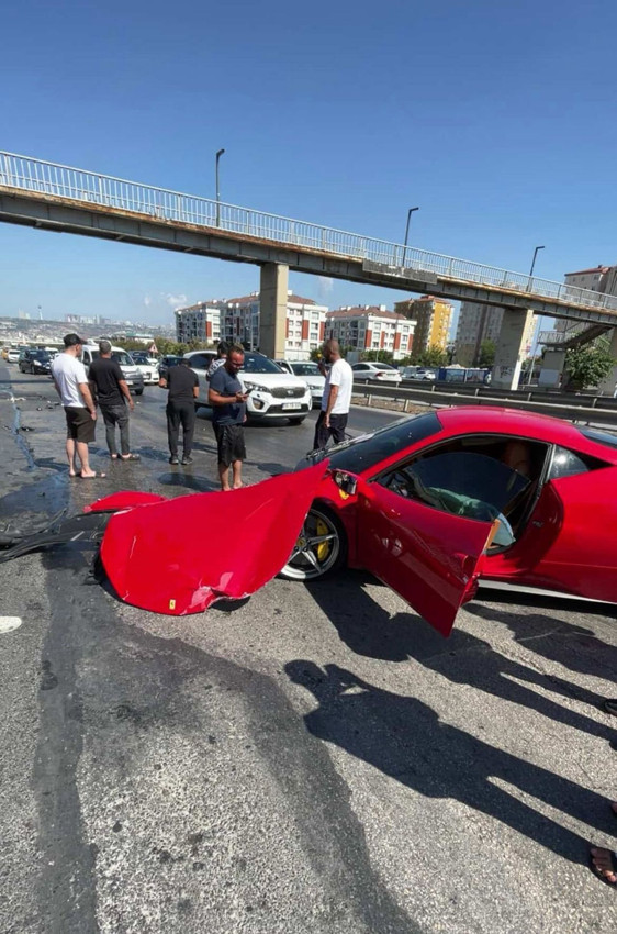İstanbul'da servisin test sürüşünde 17 milyon liralık Ferrari kazası... - Resim: 1