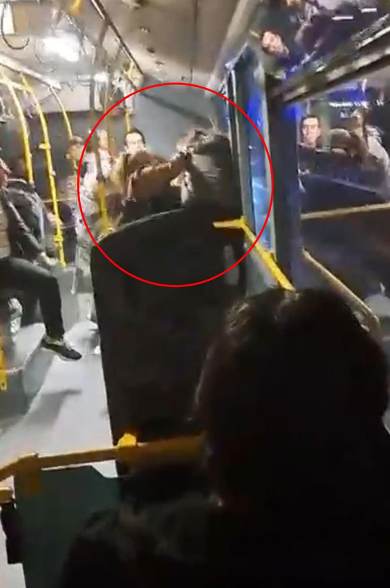 Belediye otobüsünde çığlık çığlığa kavga: İki kadın birbirine girdi - Resim: 1