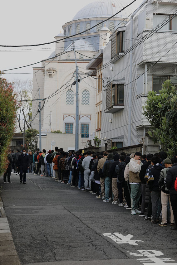 Bu camide  bayram namazı 3 kez kılındı - Resim: 1