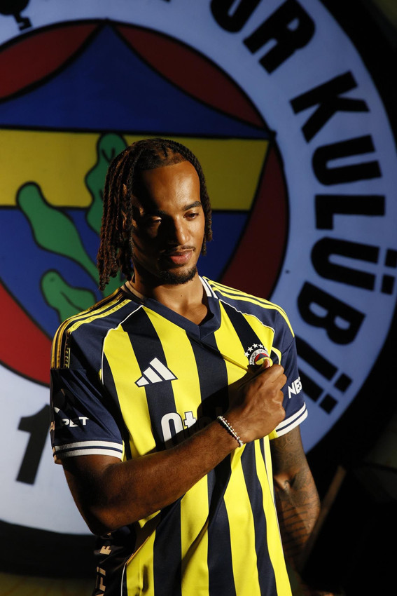 Fenerbahçe'nin yeni transferi imzayı attı: Archie Brown, Fenerbahçe'de - Resim: 1