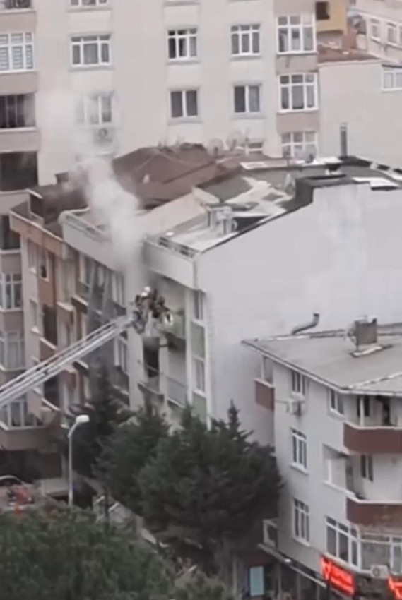 İstanbul'da can pazarı! Alevlerin sardığı binada mahsur kaldılar - Resim: 4