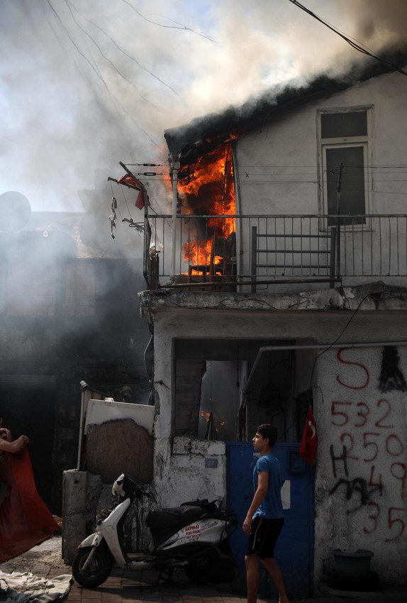 Evini kendi elleriyle ateşe verdi, tabureye oturup yangını izledi - Resim: 3