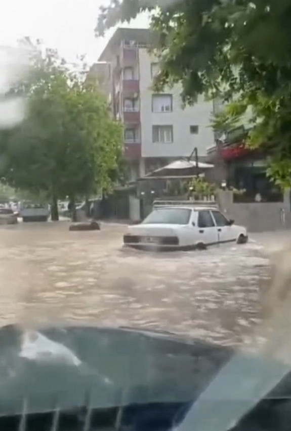 Asrın felaketiyle yıkılan Hatay ve Osmaniye'yi sel vurdu! Yollar çöktü, araçlar sulara gömüldü! - Resim: 3