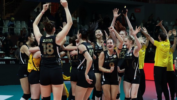 Vakıfbank Fenerbahçe'yi ''altın set'' ile yıktı, adını yarı finale yazdırdı