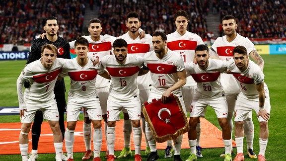 Büyük rezalet: İstiklal Marşı'nı baştan sona ıslıkladılar!