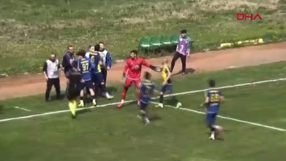 Amatör maçta futbolcular gazetecilere saldırdı