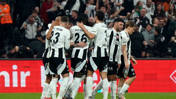 Kartal Aslan'ı avladı: Beşiktaş, Galatasaray'ı yıktı: 2-1