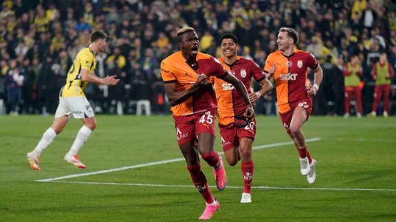 Galatasaray, Fenerbahçe'yi Kadıköy'de devirdi!