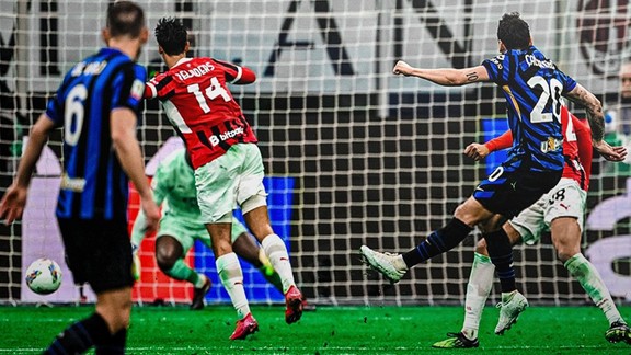 Inter, Hakan Çalhanoğlu'nun golüyle kupaya tutundu