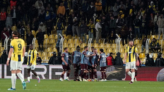 Fenerbahçe, Trabzonspor'u farklı yenip, zirve takibini sürdürdü!