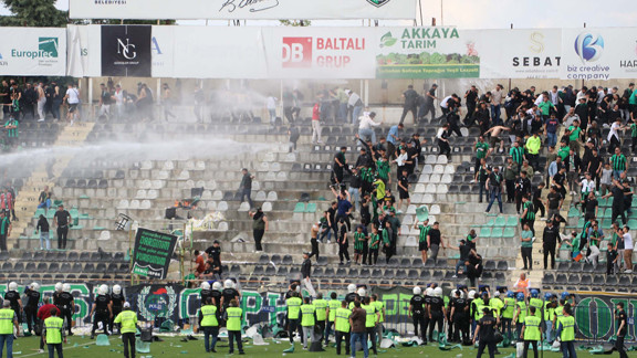 Denizlispor amatör kümeye düştü; taraftar tribünü ateşe verdi!