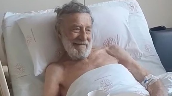 Kalça kemiği kırılan usta sanatçı ameliyat oldu