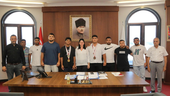 Edirne Belediyesi Güreşçileri'nden Başkan Gencan Akın'a ziyaret