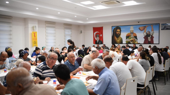 Konyaaltı Belediye Başkanı Kotan Cemevi'nde oruç açma yemeği paylaştı