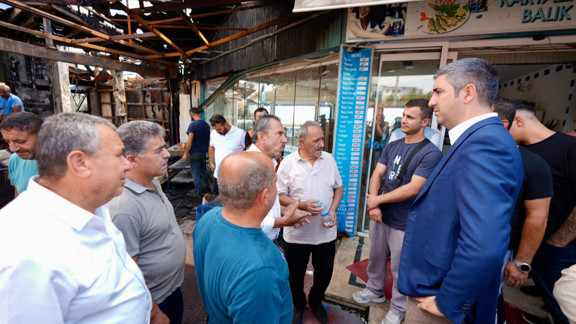 Kartal Belediye Başkanı Gökhan Yüksel, Balıkçılar Çarşısı’ndaki Yangın Sonrası İncelemelerde Bulundu