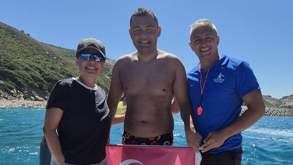 İzmirli Tuna, Cebelitarık Boğazı'nı yüzerek geçen dünyadaki ilk otizmli maraton yüzücüsü oldu